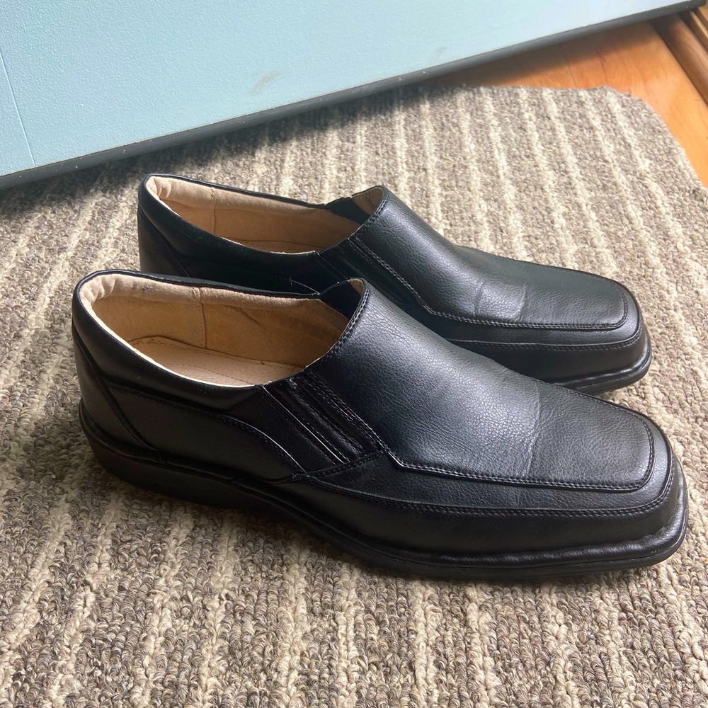 Black dress shoes